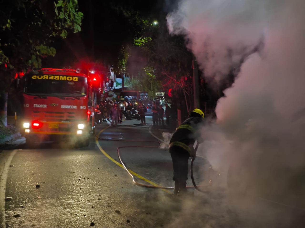 Bomberos apagaron vehículo en llamas en la vía al Cañón del Combeima