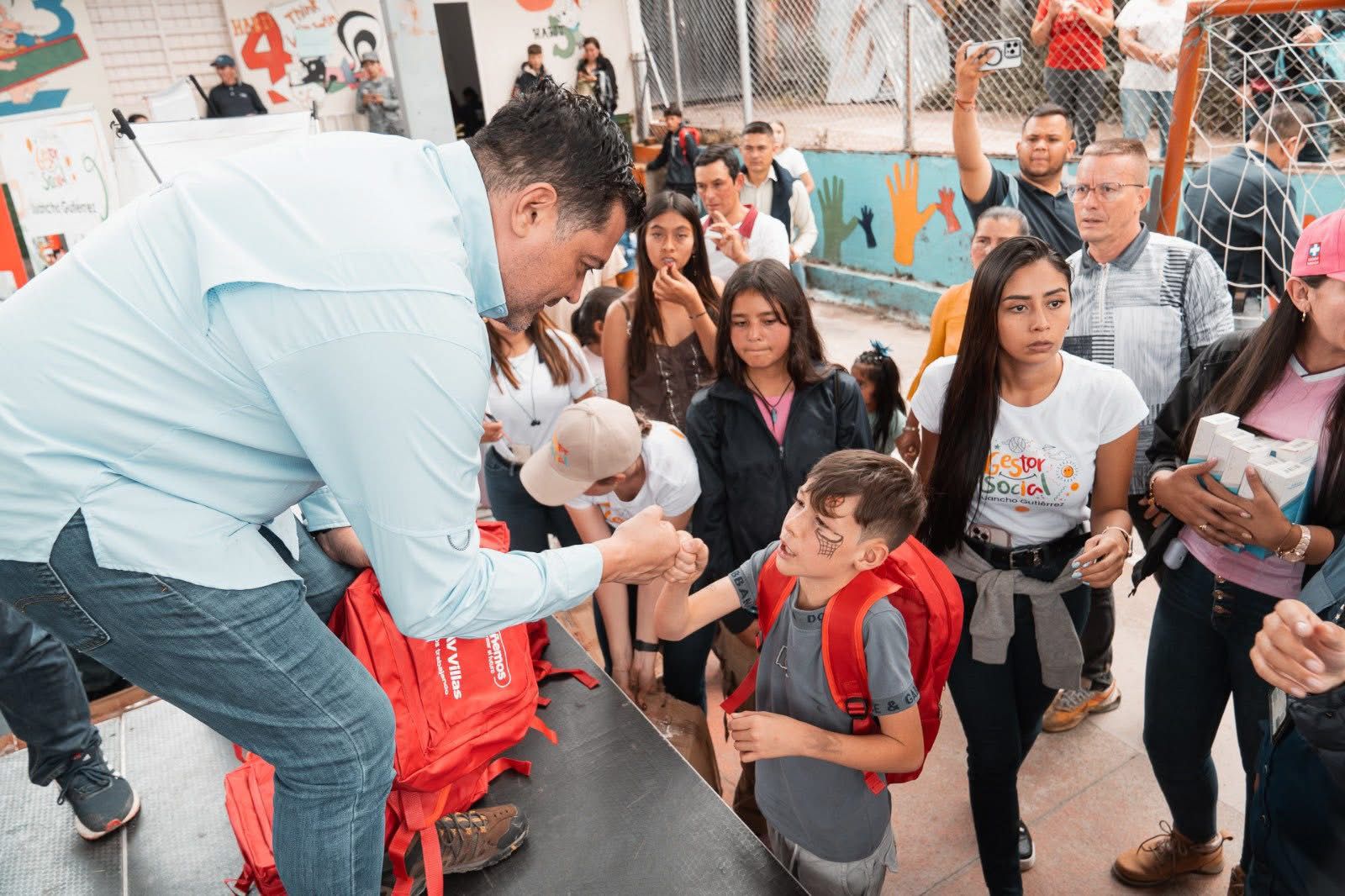 Gestor Social y Banco Av Villas entregaron 200 kits escolares a niños  en Tapias