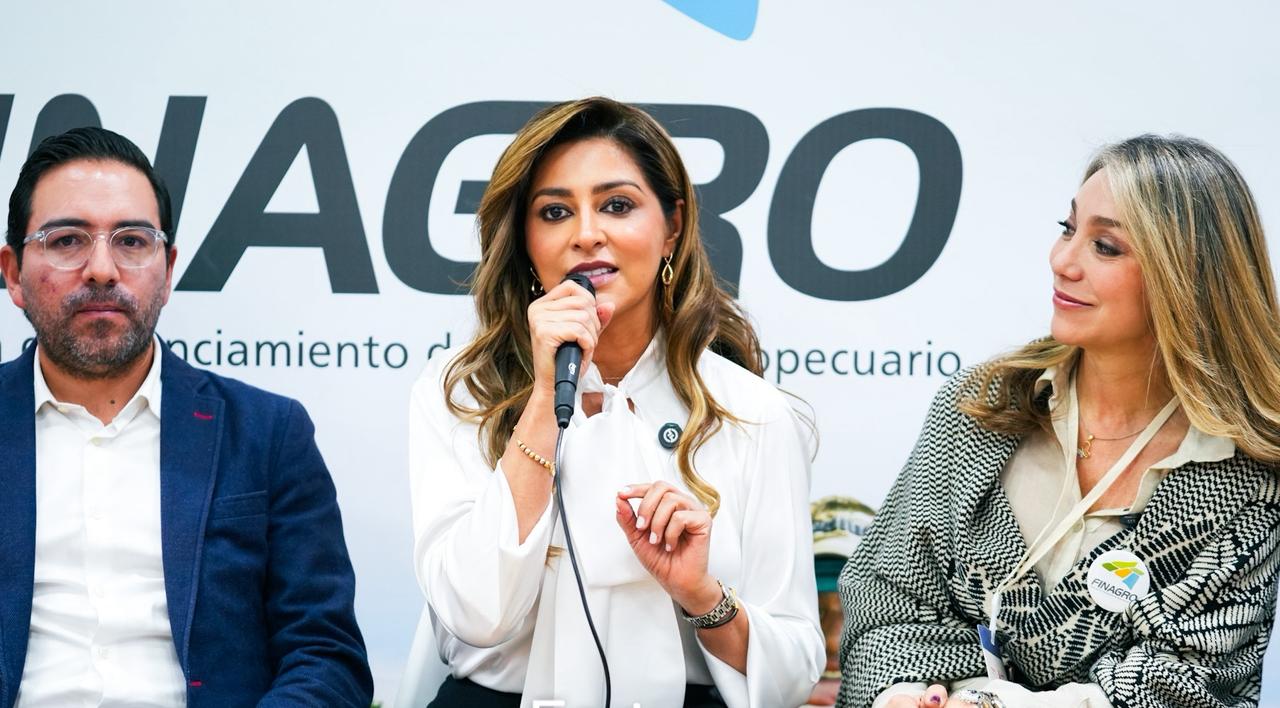 Gobierno de Adriana Matiz asegura $67.000 millones con el Banco Davivienda para infraestructura vial y maquinaria para el agro