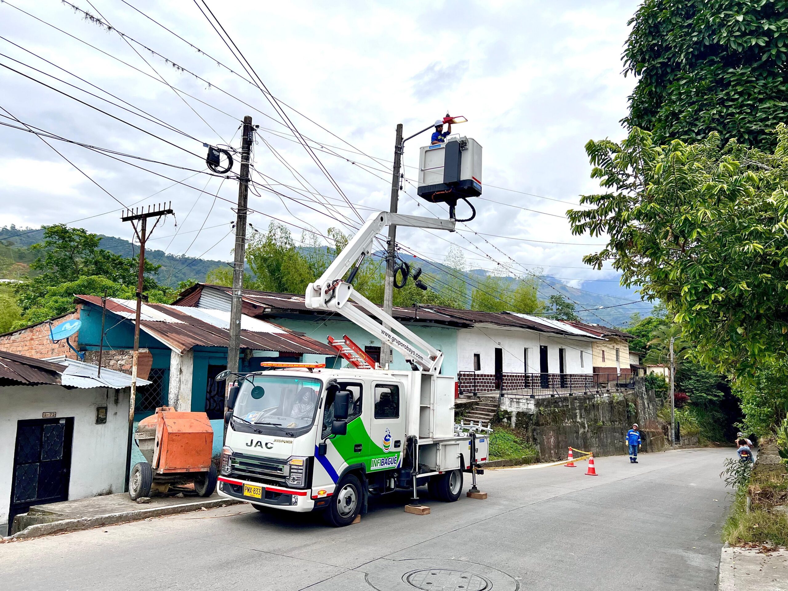 Alcaldía inició modernización a LED de cerca de 320 luminarias en la comuna Uno