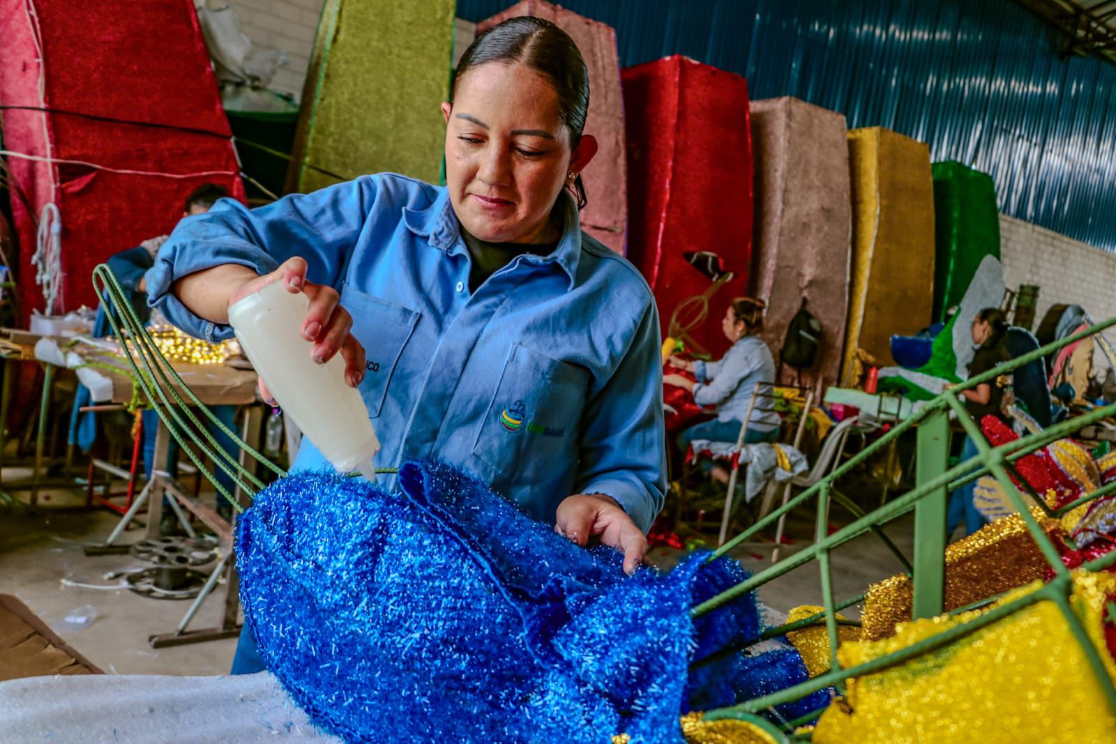 Alcaldía prende la chispa navideña con la elaboración de figuras para el alumbrado de este año