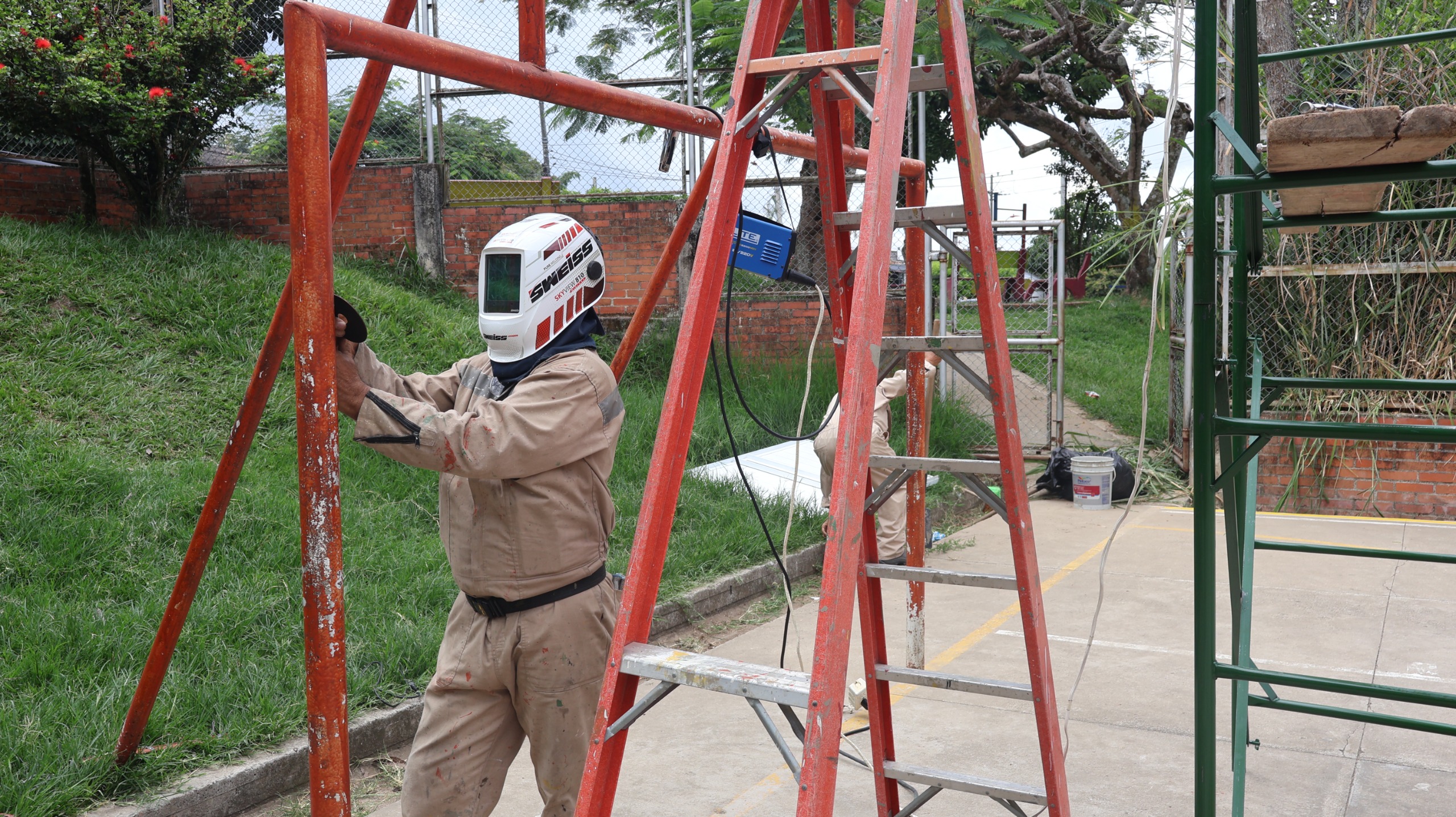 Alcaldía mejora el polideportivo del barrio Cañaveral, en la comuna Seis