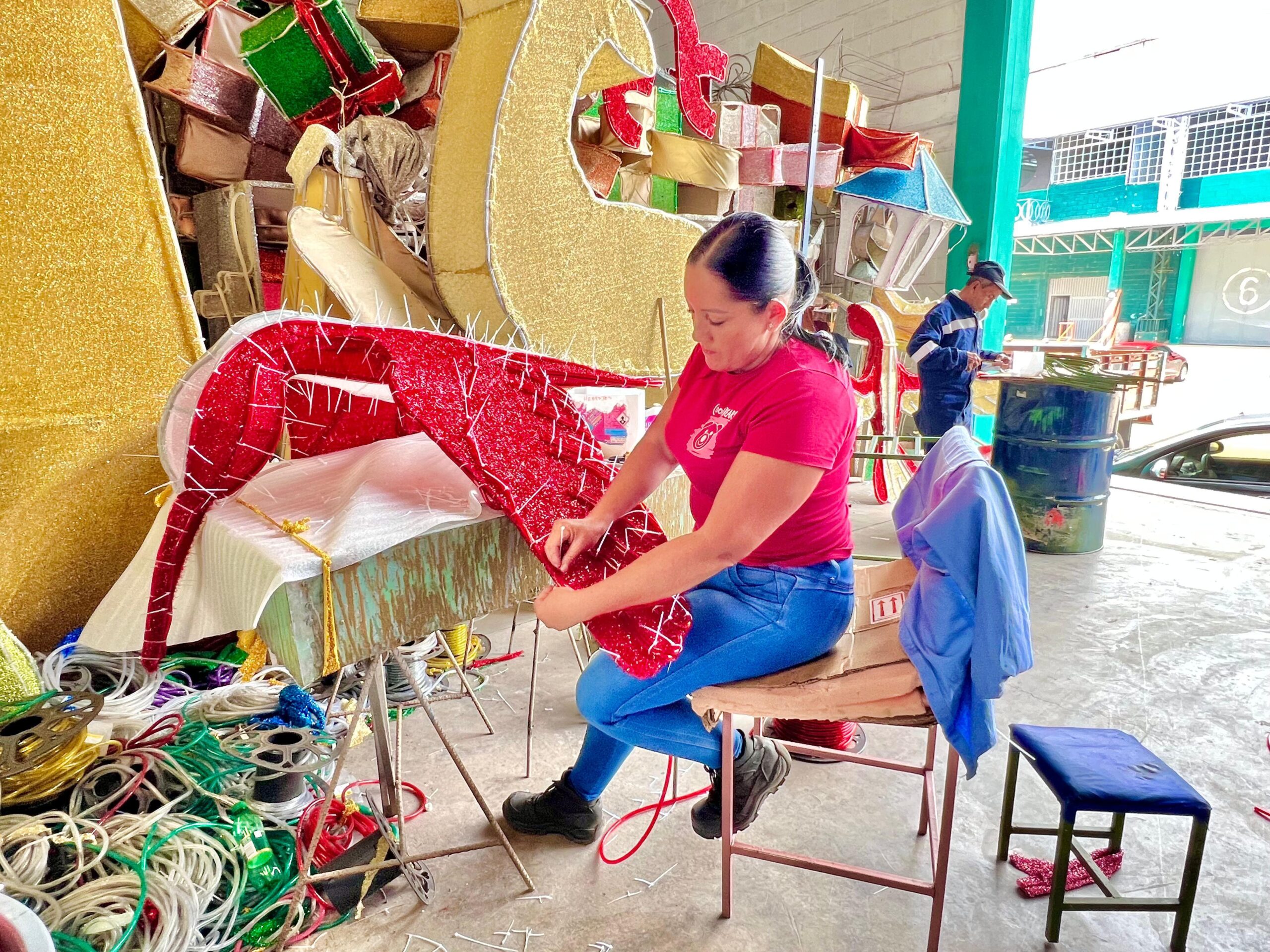 Alumbrado Navideño 2025 se construye con amor, talento y esfuerzo de artesanos ibaguereños