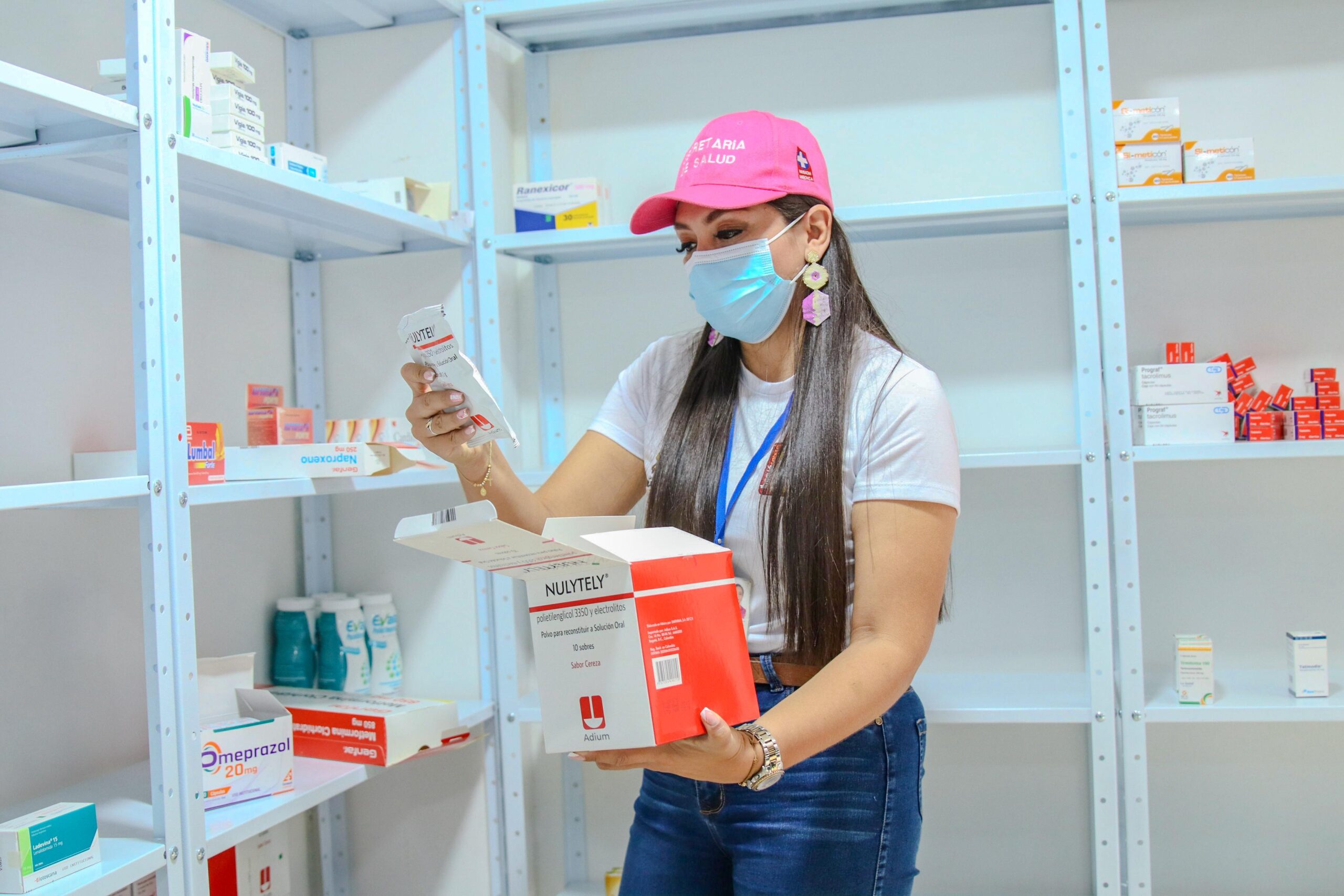 Alcaldía halló estanterías vacías e inadecuada información a usuarios en operativos a farmacias