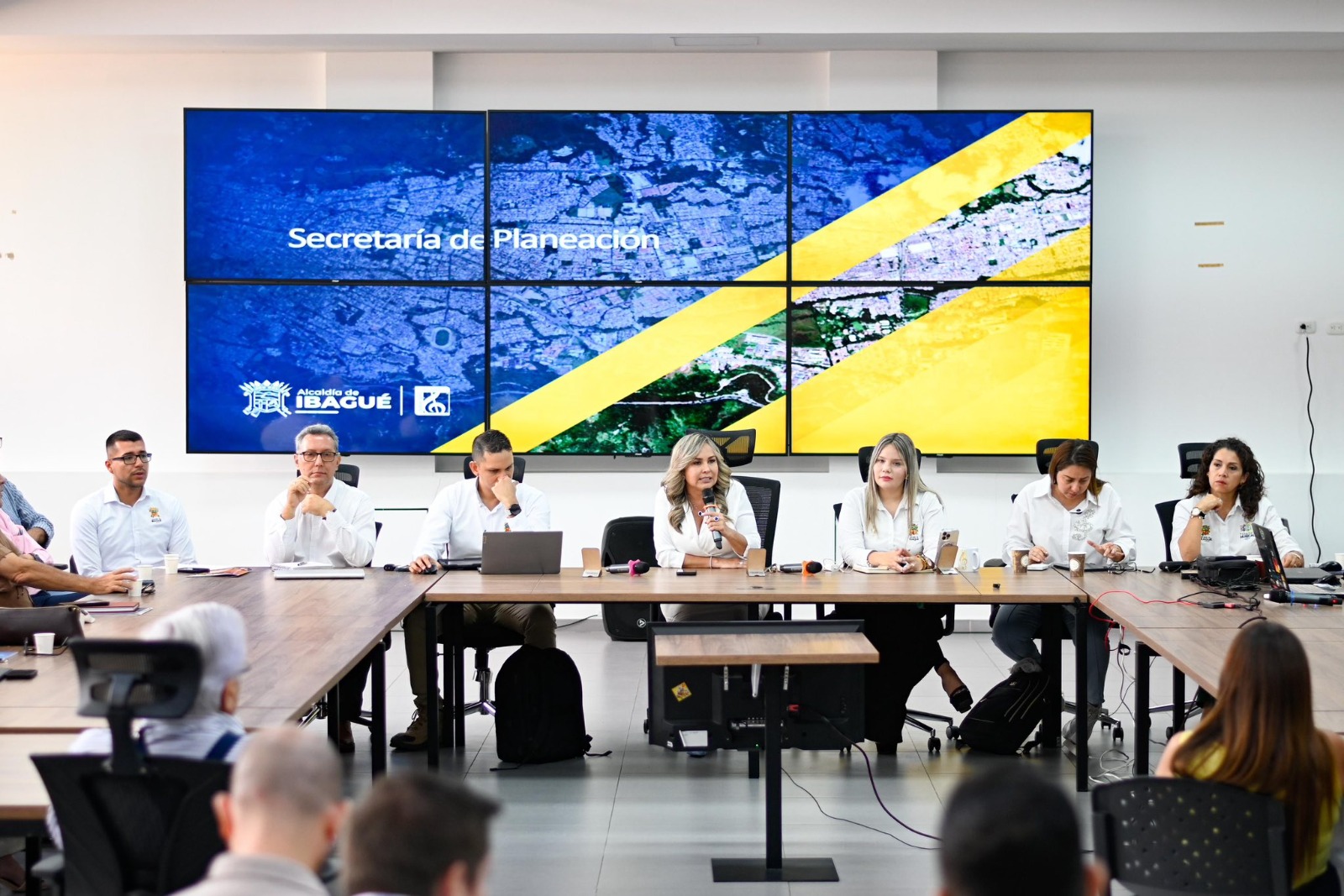 Alcaldesa fortalece lazos con constructores para proyectar un desarrollo urbanístico moderno