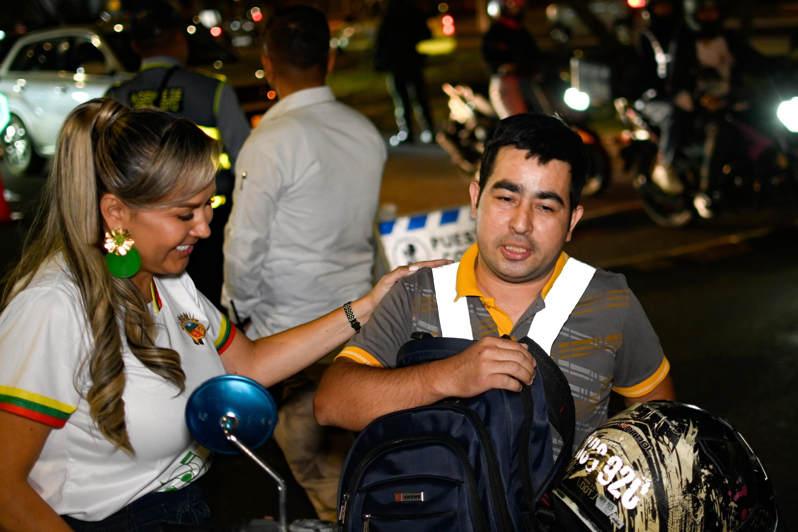 Alcaldesa Johana Aranda entregó más de 150 prendas reflectivas a motociclistas