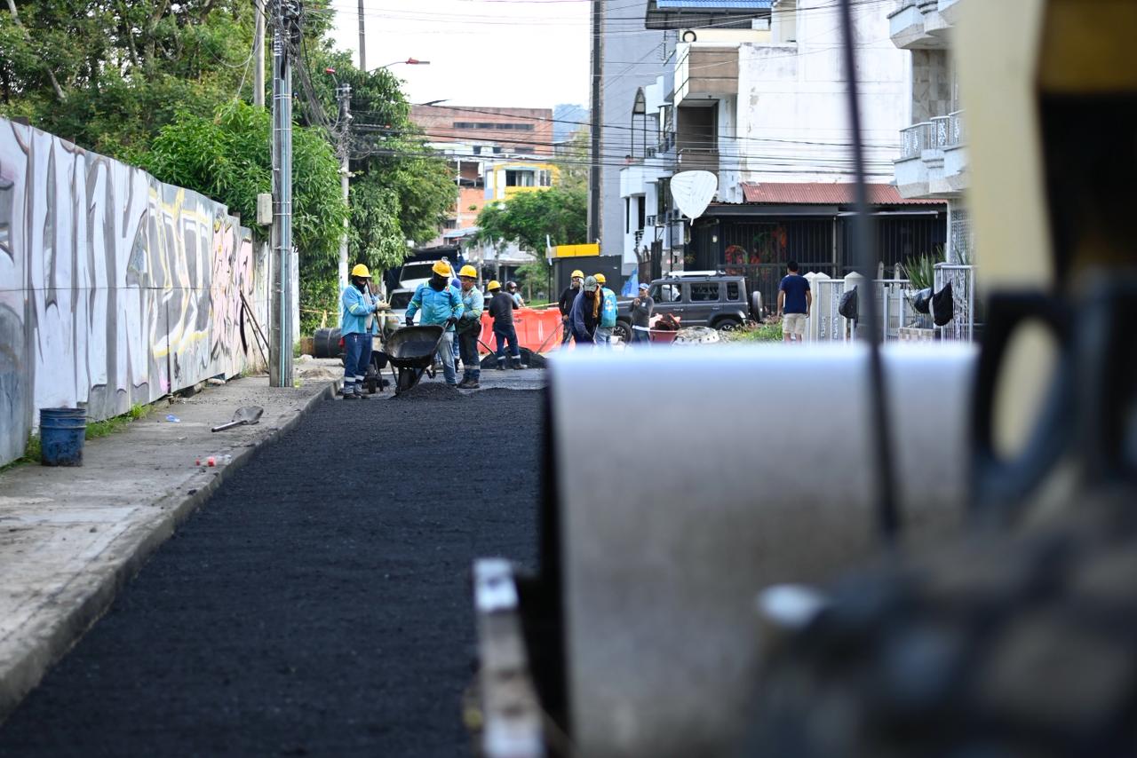 Alcaldía pavimentará más de 200 cuadras en vías internas de barrios