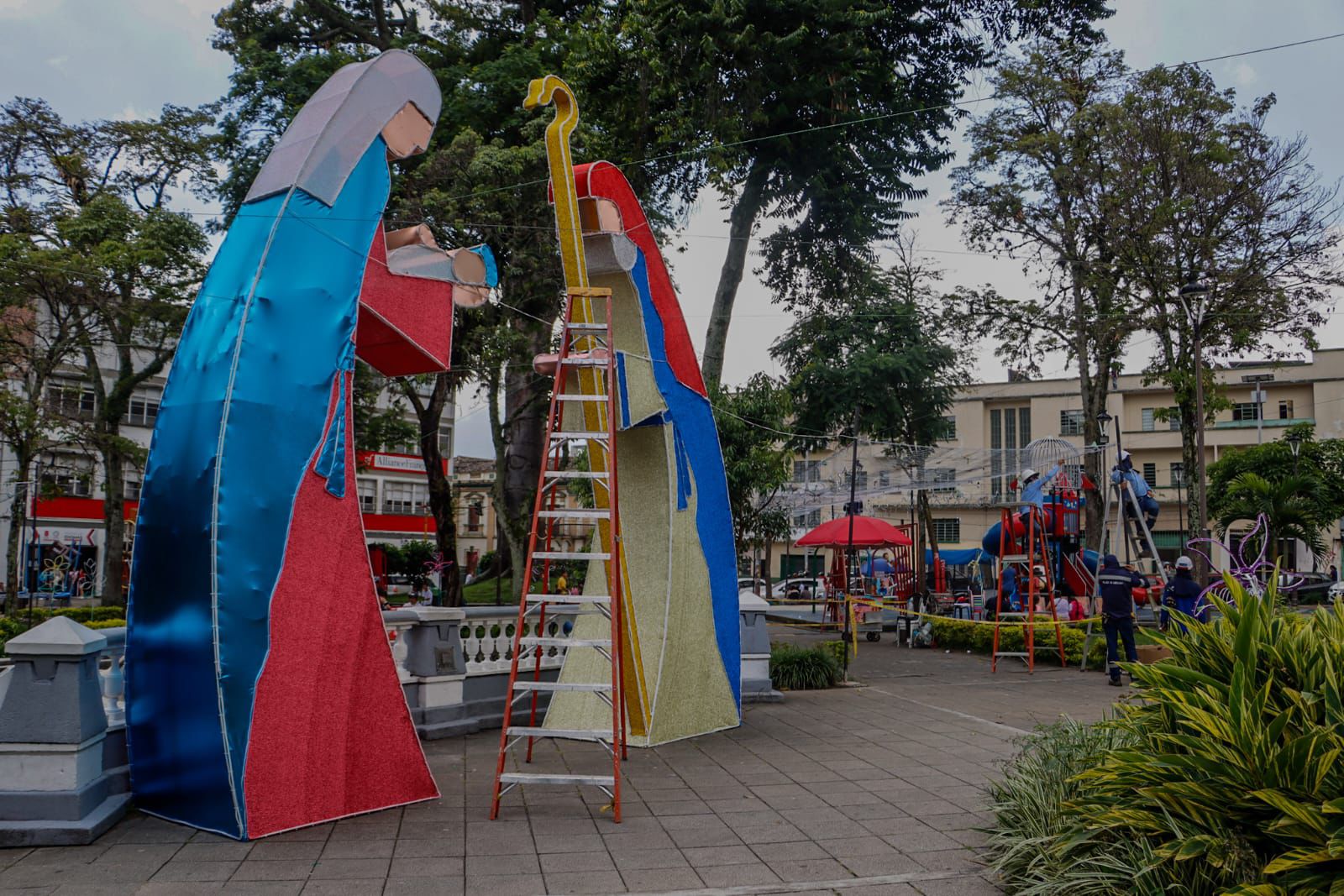 Grandes figuras y espacios para fotografías encontrarán en alumbrado navideño de Plaza de Bolívar