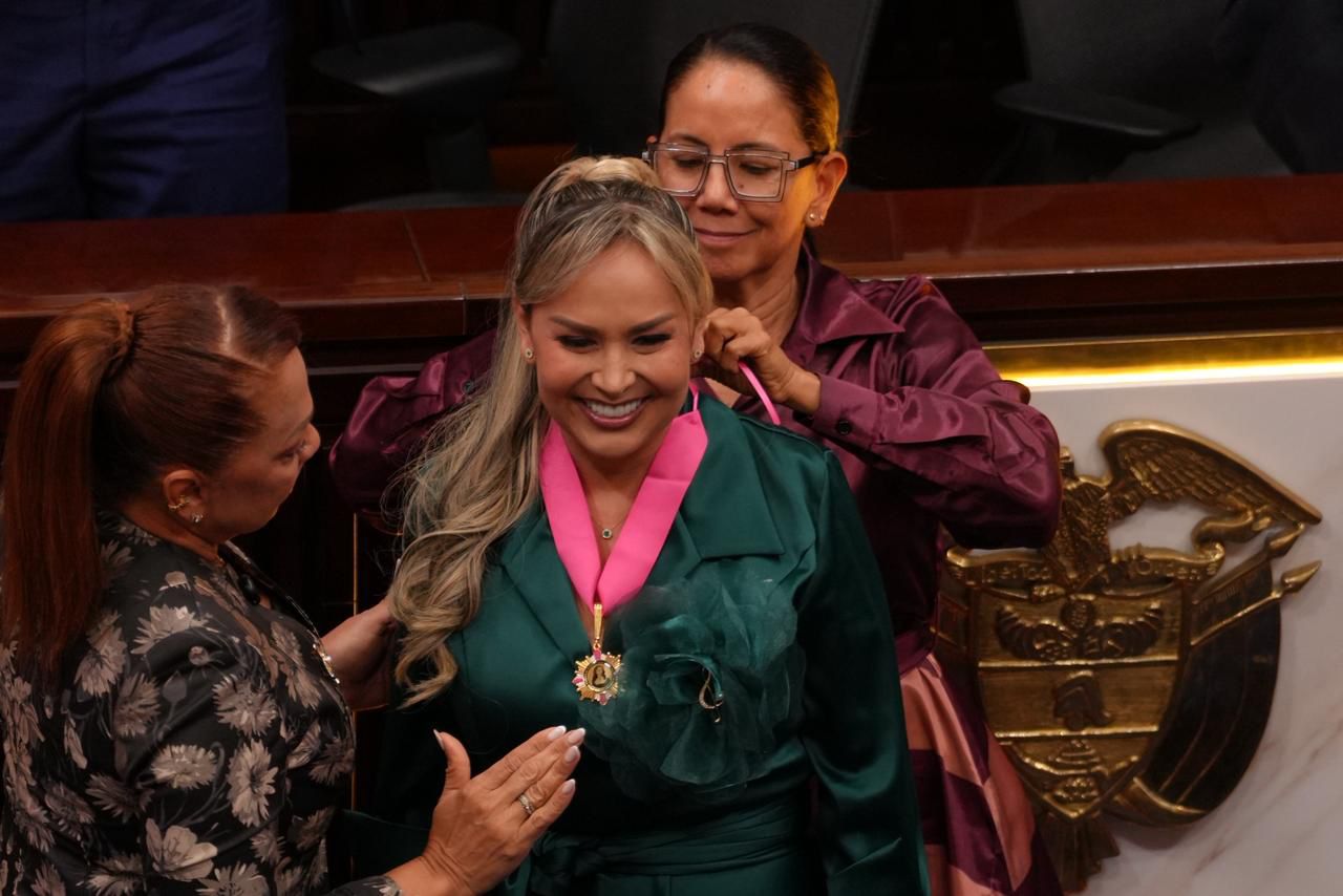 Alcaldesa Johana Aranda recibe la orden ‘Policarpa Salavarrieta’ del Congreso de la República