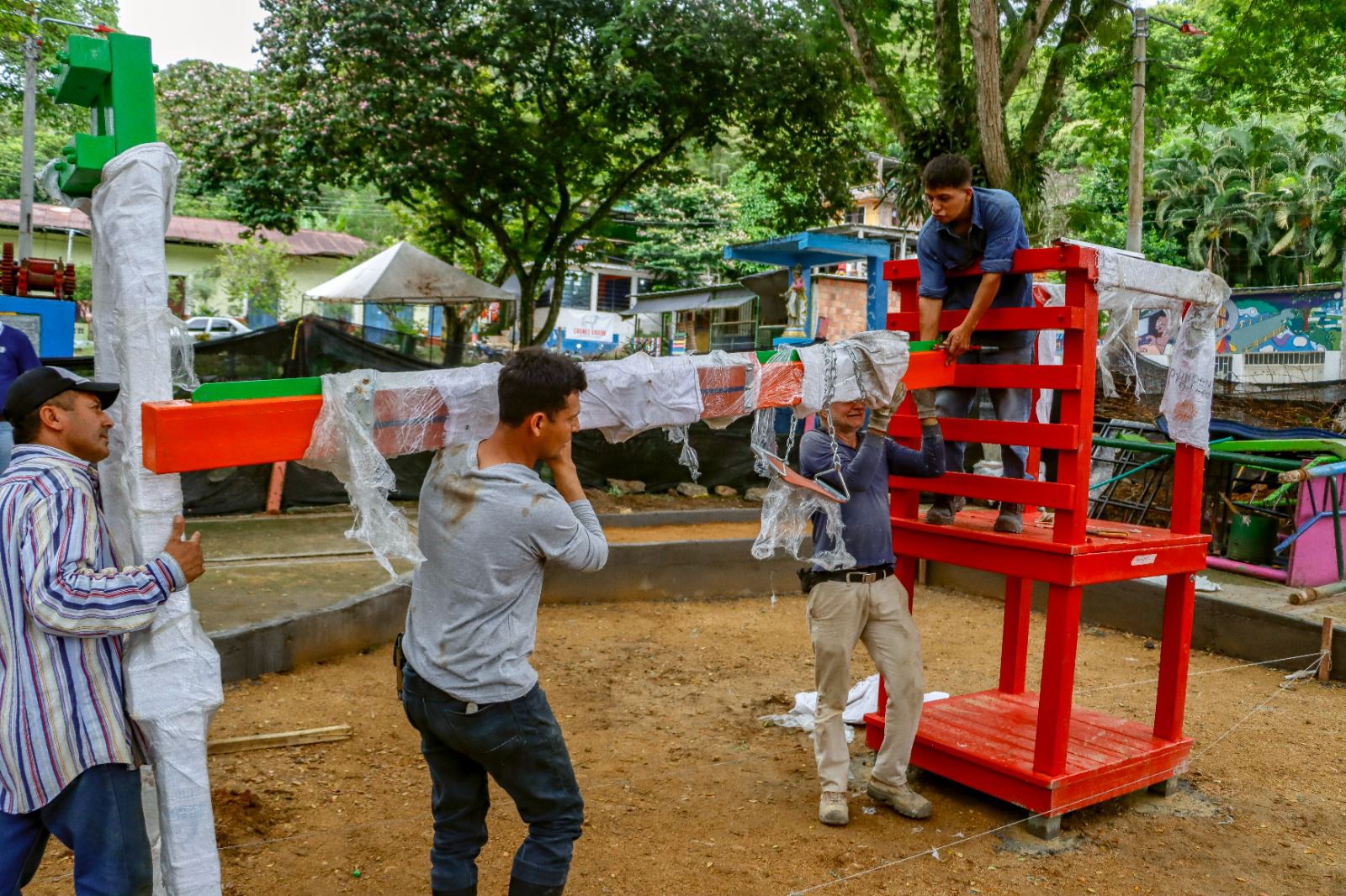 Juegos infantiles del nuevo Parque de San Bernardo se construyeron con materiales amigables con el ambiente