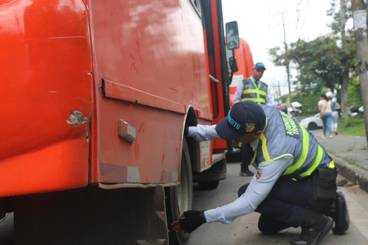 Alcaldía de Ibagué verifica condiciones mecánicas y estructurales de busetas para fortalecer la seguridad vial