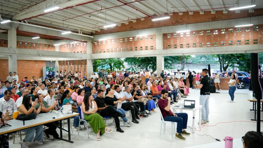 Líderes y habitantes de la comuna 7 se fueron complacidos con socialización de obras de rehabilitación de vía a El Salado