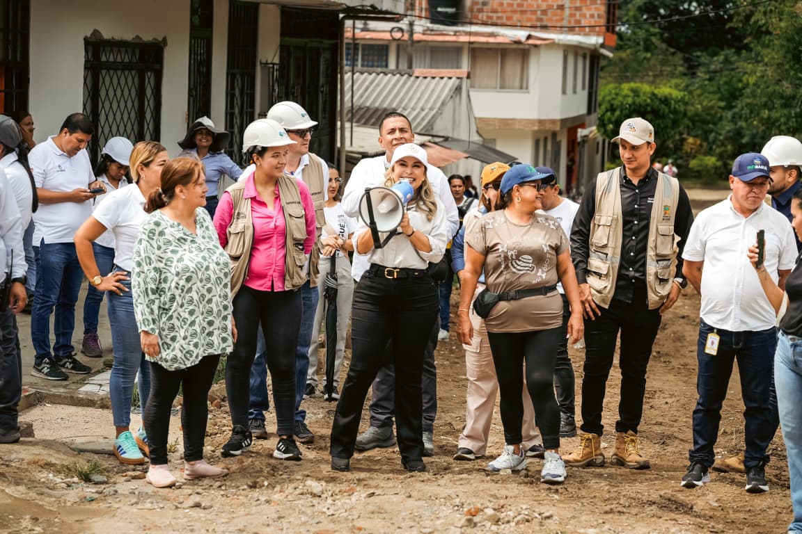 Más de 130 cuadras serán intervenidas en la comuna 7: Alcaldesa Aranda visitó las obras