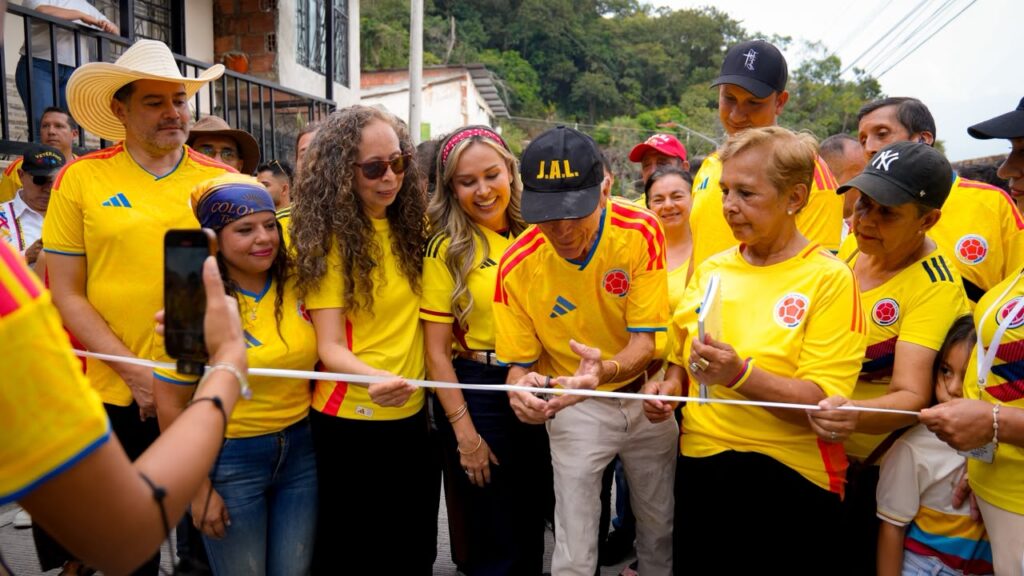 Alcaldesa entregó vía pavimentada en el barrio 20 de julio durante la conmemoración del Día de la Independencia