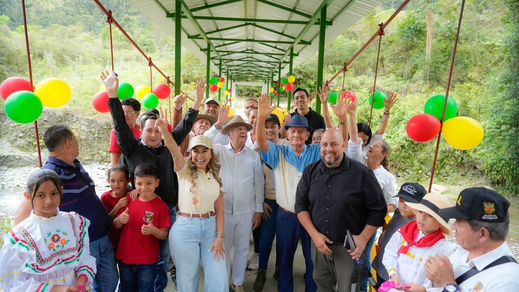 Alcaldesa Johana Aranda entregó tres tramos de placa huella en veredas Las Ánimas y El Gallo